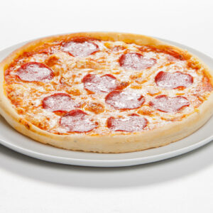 eine Peperoni-Pizza auf einem Teller