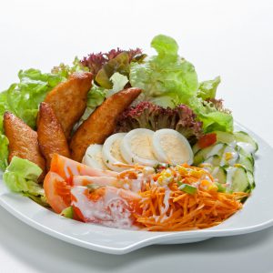 einen Salatteller mit Hähnchen und Gemüse