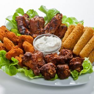 ein Teller mit Speisen und Soße