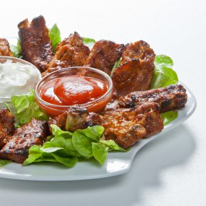 ein Teller mit Rippchen und Soßen