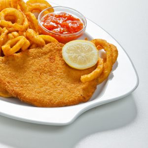 ein Teller mit Schnitzel, Ketchup und Zitrone